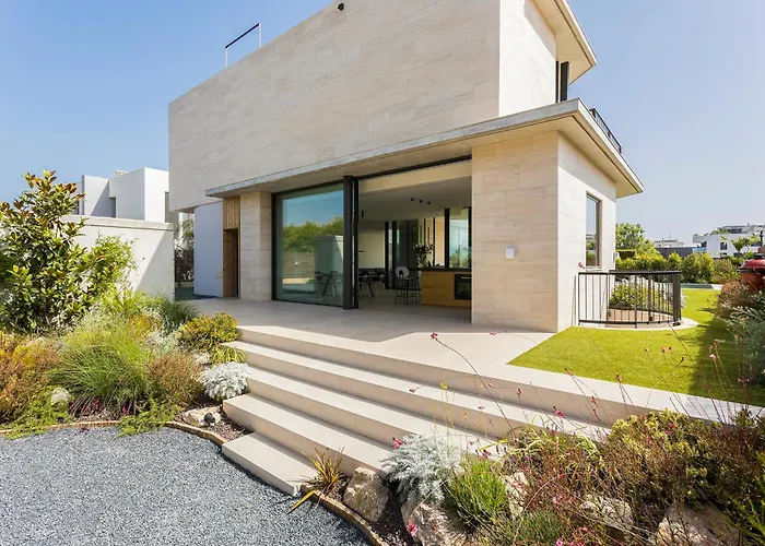 Al Fresco Center And 10 Minutes Walk From Amaizing Design New And New Urbanization Villa *